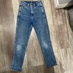 Hollister Ultra High-Rise Mom Jeans